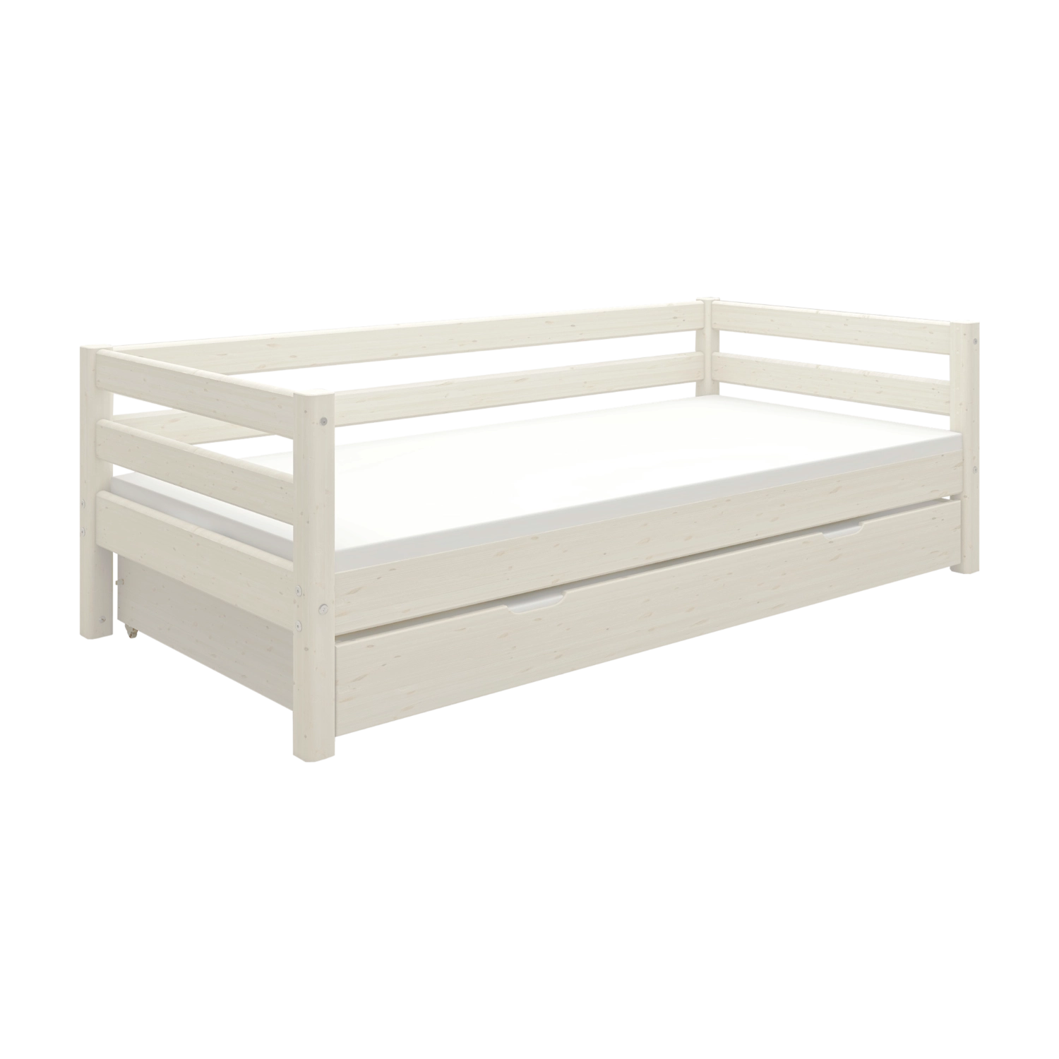 Weißes Einzelbett „FLEXA“ mit ausziehbarem Gästebett aus Holz, abgebildet in einer schlichten Raumgestaltung. Die kindersicheren, abgerundeten Ecken sind zu sehen.