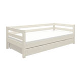 Weißes Einzelbett „FLEXA“ mit ausziehbarem Gästebett aus Holz, abgebildet in einer schlichten Raumgestaltung. Die kindersicheren, abgerundeten Ecken sind zu sehen.