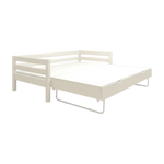 FLEXA-Einzelbett mit ausziehbarem Gästebett, weißes Holz, aus der WHITE-Kollektion, vor einfarbigem Hintergrund.