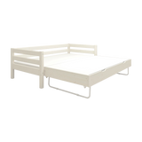 FLEXA-Einzelbett mit ausziehbarem Gästebett, weißes Holz, aus der WHITE-Kollektion, vor einfarbigem Hintergrund.