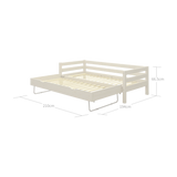 FLEXA Einzelbett und ausziehbares Gästebett, weißes Holz, Kollektion CLASSIC, abgebildet in einem Kinderzimmer mit sicheren, abgerundeten Kanten.