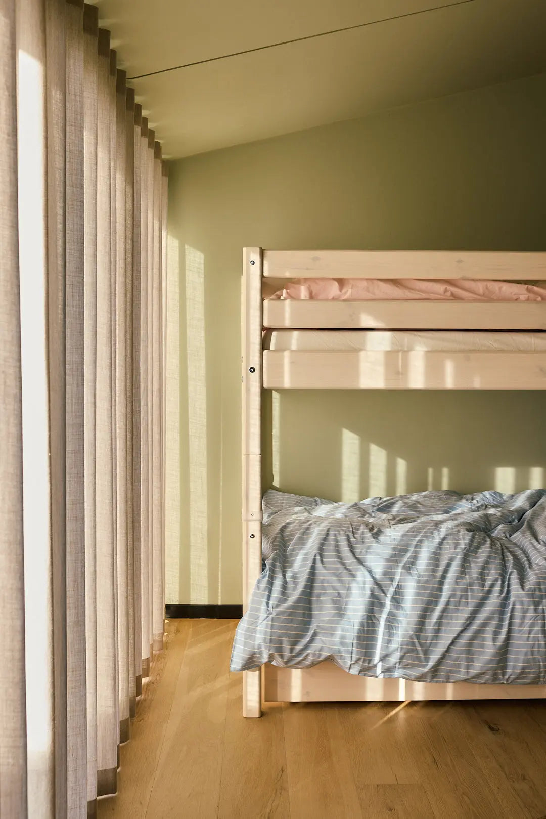 Bunk Bed 154 cm with Pull-out Drawer, Ladder and Safety Rail, 90x200 cm, White BUNKBED bunk-bed-with-straight-ladder-white-washed-3  flexa-com.myshopify.com