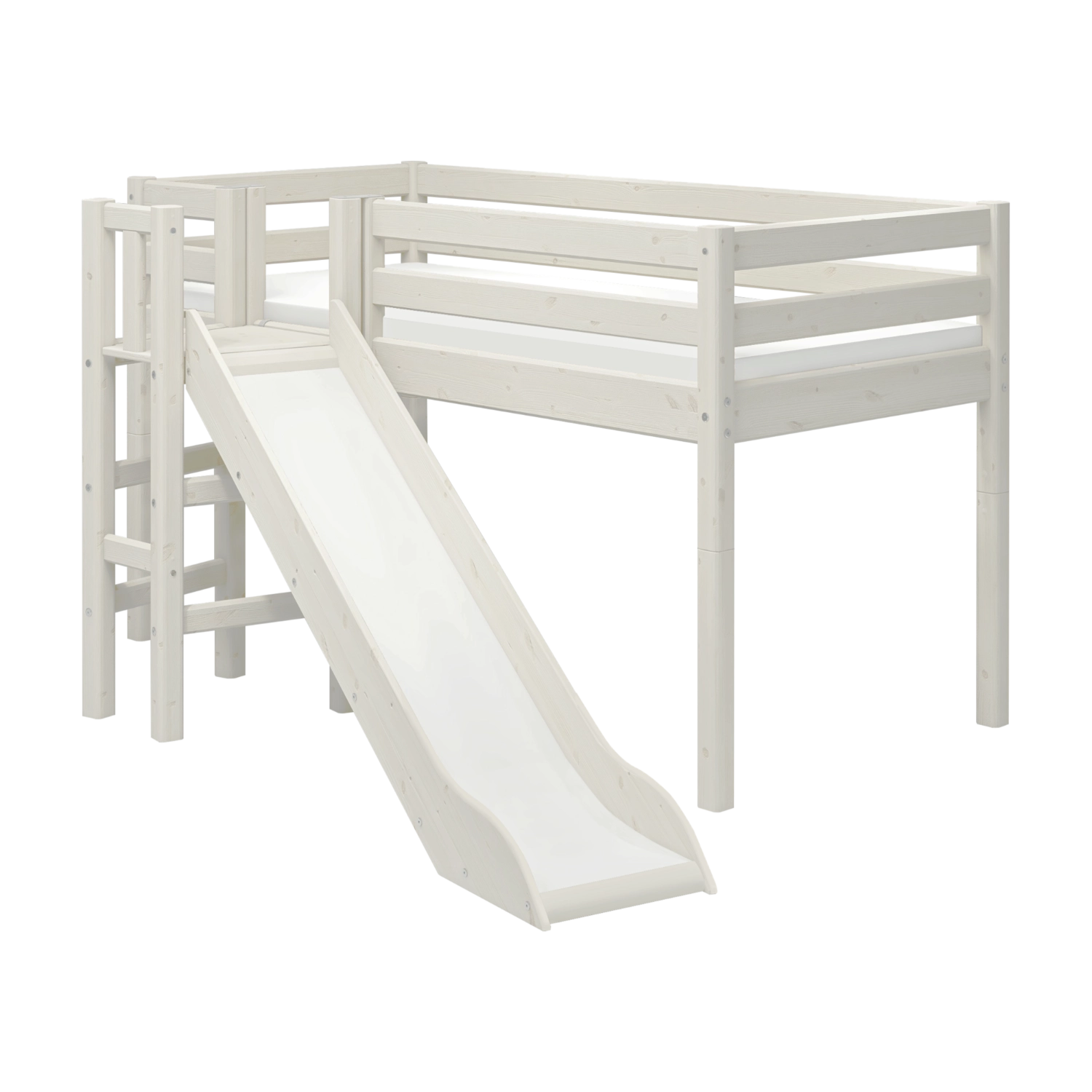 FLEXA WHITE Hochbett mit Rutsche, Sicherheitsgitter und Leiter auf der linken Seite; kindersichere Gestaltung für das Kinderzimmer aus der CLASSIC-Kollektion.