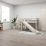 FLEXA-Hochbett mit Rutsche und Schutzgitter, in Weiß, in einem Kinderzimmer mit Kleiderschrank und Bücherregal auf Holzboden.