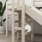 Weißes FLEXA-Hochbett mit Rutsche, kurzer Leiter und Sicherheitsgeländer aus der CLASSIC-Kollektion auf einem Holzboden im Kinderzimmer.