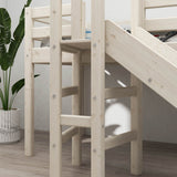 Weißes FLEXA-Hochbett mit Rutsche, kurzer Leiter und Sicherheitsgeländer aus der CLASSIC-Kollektion auf einem Holzboden im Kinderzimmer.