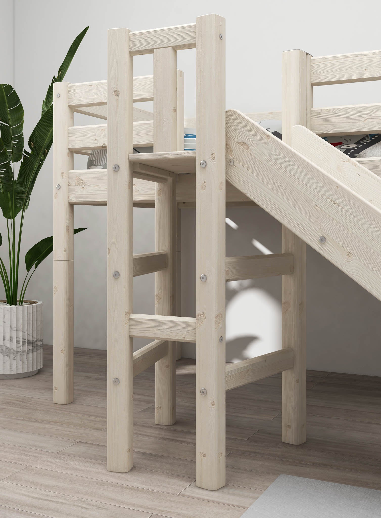 Weißes FLEXA-Hochbett mit Rutsche, kurzer Leiter und Sicherheitsgeländer aus der CLASSIC-Kollektion auf einem Holzboden im Kinderzimmer.