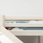 FLEXA WHITE Hochbett mit Rutsche und Schutzgitter, 90 x 200 cm, im Kinderzimmer; sicheres Design mit verspielter Bettwäsche.