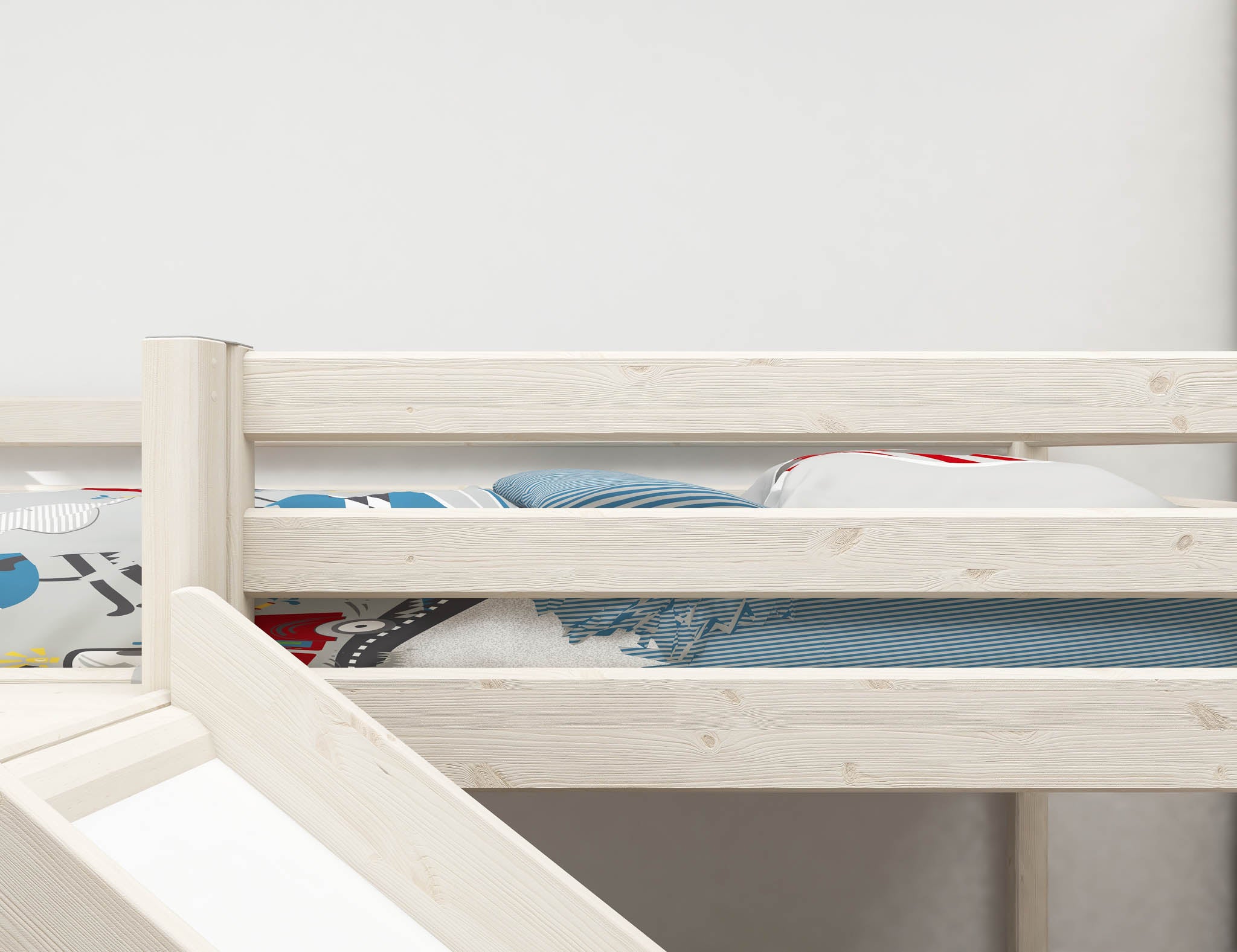 FLEXA WHITE Hochbett mit Rutsche und Schutzgitter, 90 x 200 cm, im Kinderzimmer; sicheres Design mit verspielter Bettwäsche.