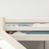 FLEXA WHITE Hochbett mit Rutsche und Schutzgitter, 90 x 200 cm, im Kinderzimmer; sicheres Design mit verspielter Bettwäsche.