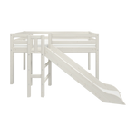 FLEXA-Hochbett aus der WHITE-Kollektion aus massivem Kiefernholz mit teilender Sicherheitsleiste, Leiter und Rutsche, abgebildet in einem Kinderzimmer.