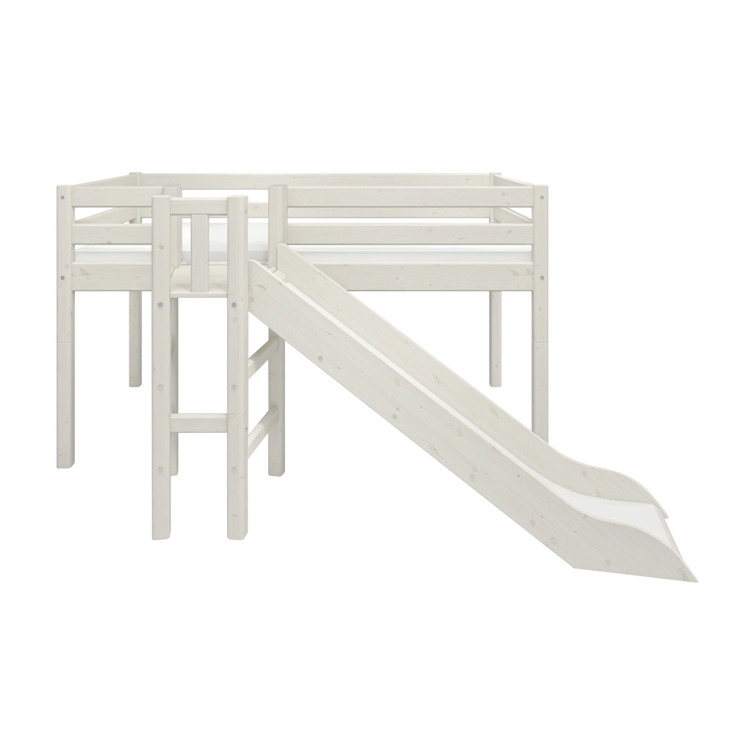 FLEXA-Hochbett aus der WHITE-Kollektion aus massivem Kiefernholz mit teilender Sicherheitsleiste, Leiter und Rutsche, abgebildet in einem Kinderzimmer.