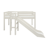 FLEXA-Hochbett aus der WHITE-Kollektion aus massivem Kiefernholz mit teilender Sicherheitsleiste, Leiter und Rutsche, abgebildet in einem Kinderzimmer.
