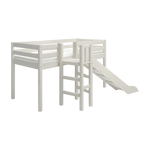 Das Hochbett „FLEXA WHITE“ mit Plattform, Beinen, Sicherheitsgittern, Leiter und Rutsche für das mittlere Bett, abgebildet in einem Kinderzimmer.