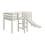 Das Hochbett „FLEXA WHITE“ mit Plattform, Beinen, Sicherheitsgittern, Leiter und Rutsche für das mittlere Bett, abgebildet in einem Kinderzimmer.