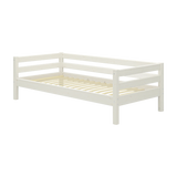 FLEXA Einzelbett in Weiß, Kollektion CLASSIC, mit drei Seitengittern und Lattenrost; kindersicher für Kinderzimmer.