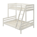 FLEXA-Leiter für ein schräges Etagenbett in Weiß, auffälliges, robustes und kindersicheres Design, abgebildet in einem Kinderzimmer.