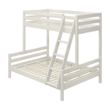FLEXA-Leiter für ein schräges Etagenbett in Weiß, auffälliges, robustes und kindersicheres Design, abgebildet in einem Kinderzimmer.