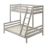 FLEXA graue, schräg verlaufende Etagenbettleiter aus massivem Kiefernholz mit rutschfesten Stufen, kindersicheres Design für das Kinderzimmer.