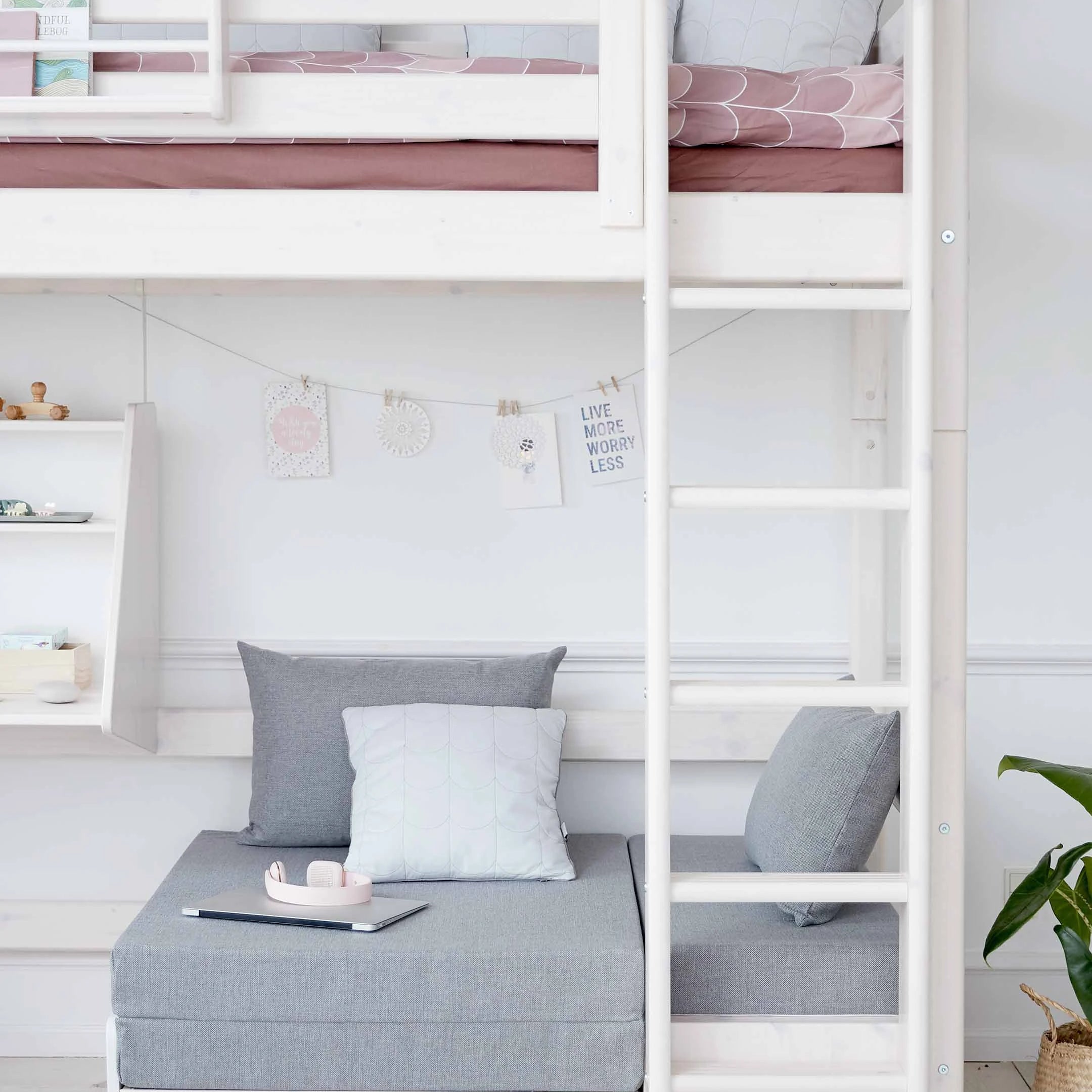 Lit mezzanine FLEXA HIGH, blanc, avec canapé, bureau, échelle et barrière de sécurité ; adapté aux enfants ; présenté dans un décor de chambre denfant.