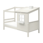 FLEXA WHITE Einzelbett aus der HOUSE-Kollektion mit Leiter, schrägem Dach, Fenster und kindersicheren Kanten im Kinderzimmer.