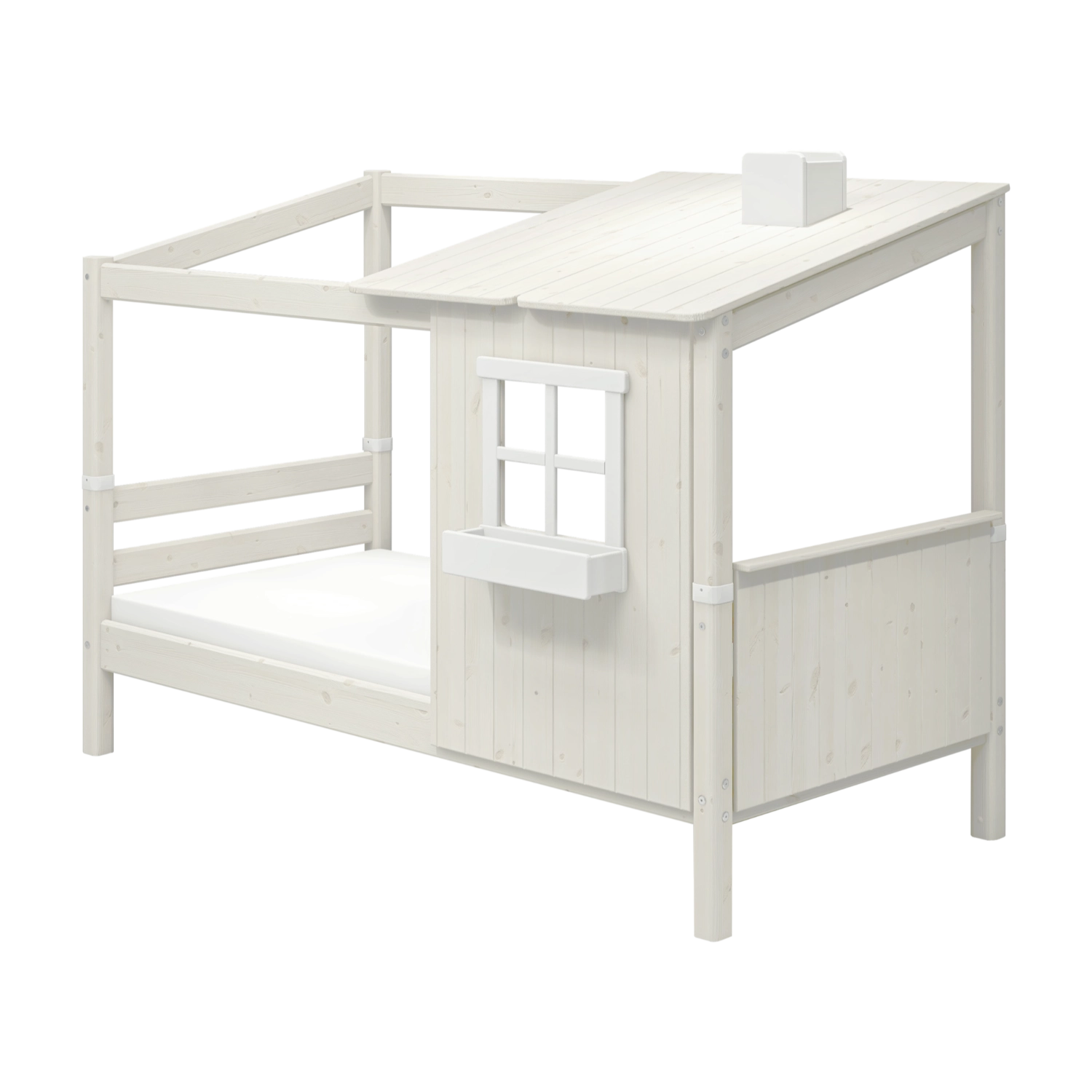 Lit simple FLEXA WHITE de la collection HOUSE, avec échelle, toit en pente, fenêtre et bords sécurisés pour les enfants, dans une chambre denfant.