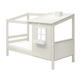 FLEXA WHITE Einzelbett aus der HOUSE-Kollektion mit Leiter, schrägem Dach, Fenster und kindersicheren Kanten im Kinderzimmer.