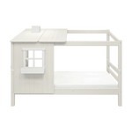 Weißes Einzelbett „FLEXA“ aus der HOUSE-Kollektion mit Leiter, Dach und Fenster, hier in einem Kinderzimmer abgebildet; kindersichere Ausführung.