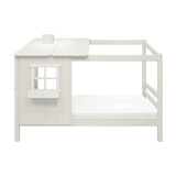 Weißes Einzelbett „FLEXA“ aus der HOUSE-Kollektion mit Leiter, Dach und Fenster, hier in einem Kinderzimmer abgebildet; kindersichere Ausführung.