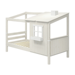 FLEXA WHITE Einzelbett, „1/2 Haus“-Design mit Leiter, Lattenrost und Fenster, kindersichere Details, im Kinderzimmer.