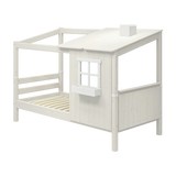 FLEXA WHITE Einzelbett, „1/2 Haus“-Design mit Leiter, Lattenrost und Fenster, kindersichere Details, im Kinderzimmer.