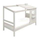 FLEXA Classic – weißes Einzelbett mit Leiter, Halbhaus-Rahmen und Fenster, kindersicher; abgebildet in einem Kinderzimmer.