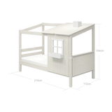 FLEXA-Kinder-Einzelbett aus der WHITE-Kollektion mit Halbhaus-Rahmen, Leiter, Fenster-Detail und Dach in einem Kinderzimmer.