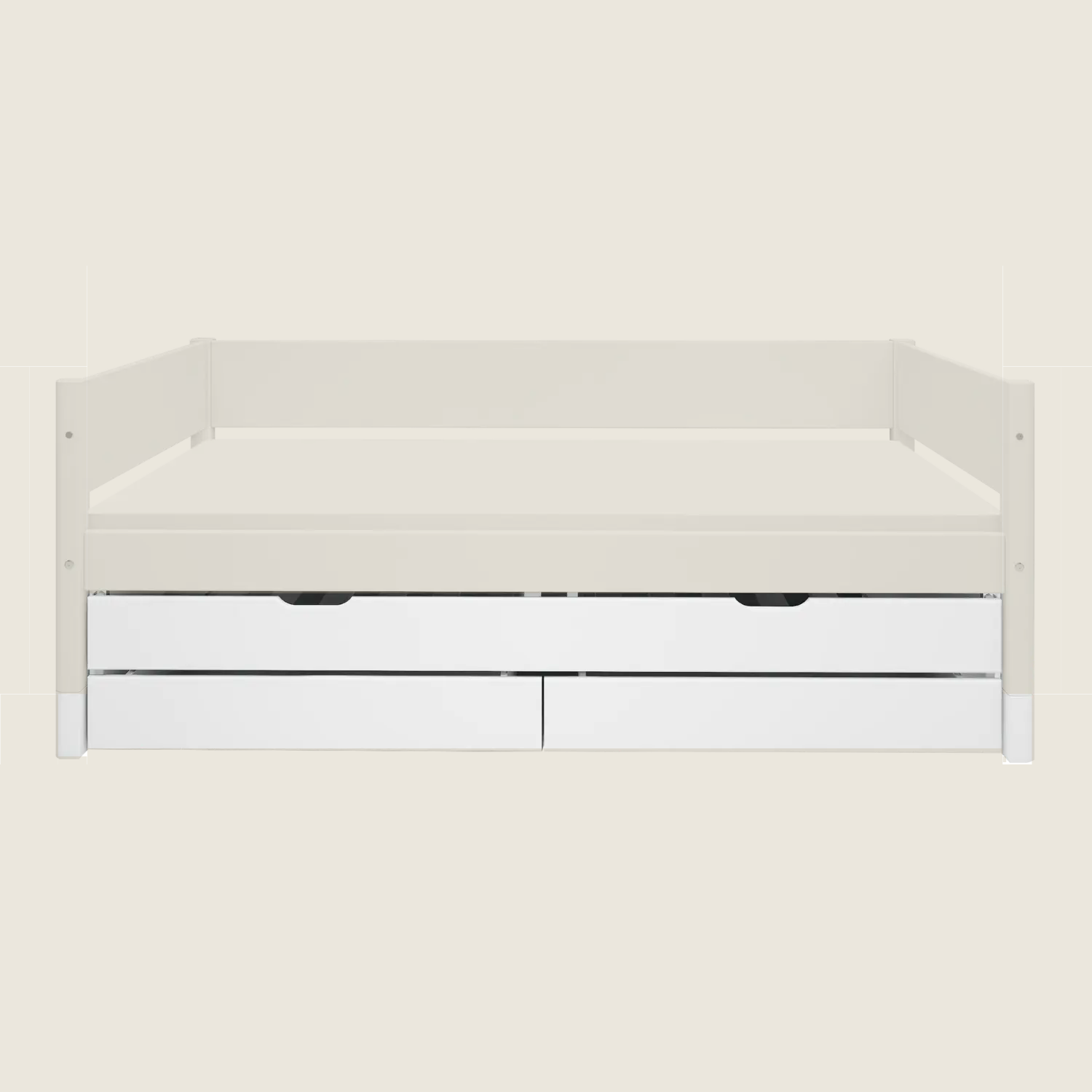 FLEXA-Ausziehbett aus der CLASSIC-Serie, weißes Holz, zwei Schubladen, kindersichere Kanten, abgebildet in einem aufgeräumten Kinderzimmer.